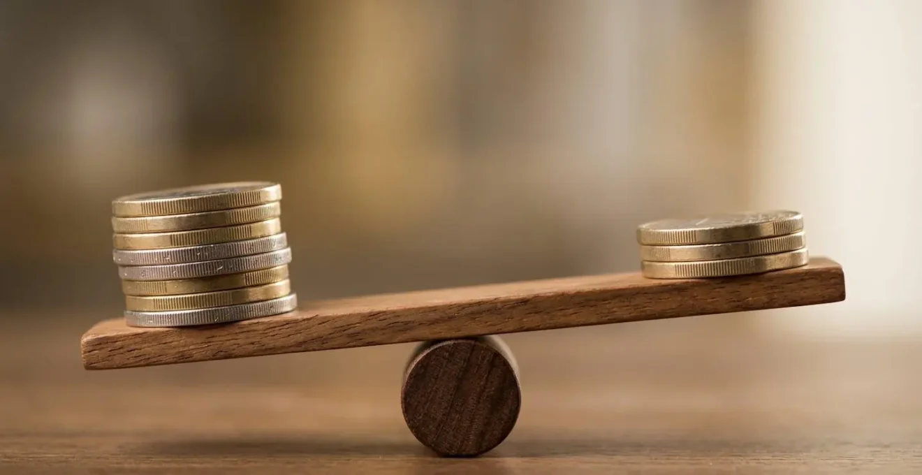 Equilibre visuel représentant le plafond de revenus et la précarité financière