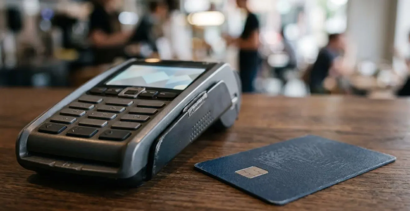 Terminal de paiement électronique moderne sur comptoir avec carte bancaire à proximité dans environnement commercial épuré